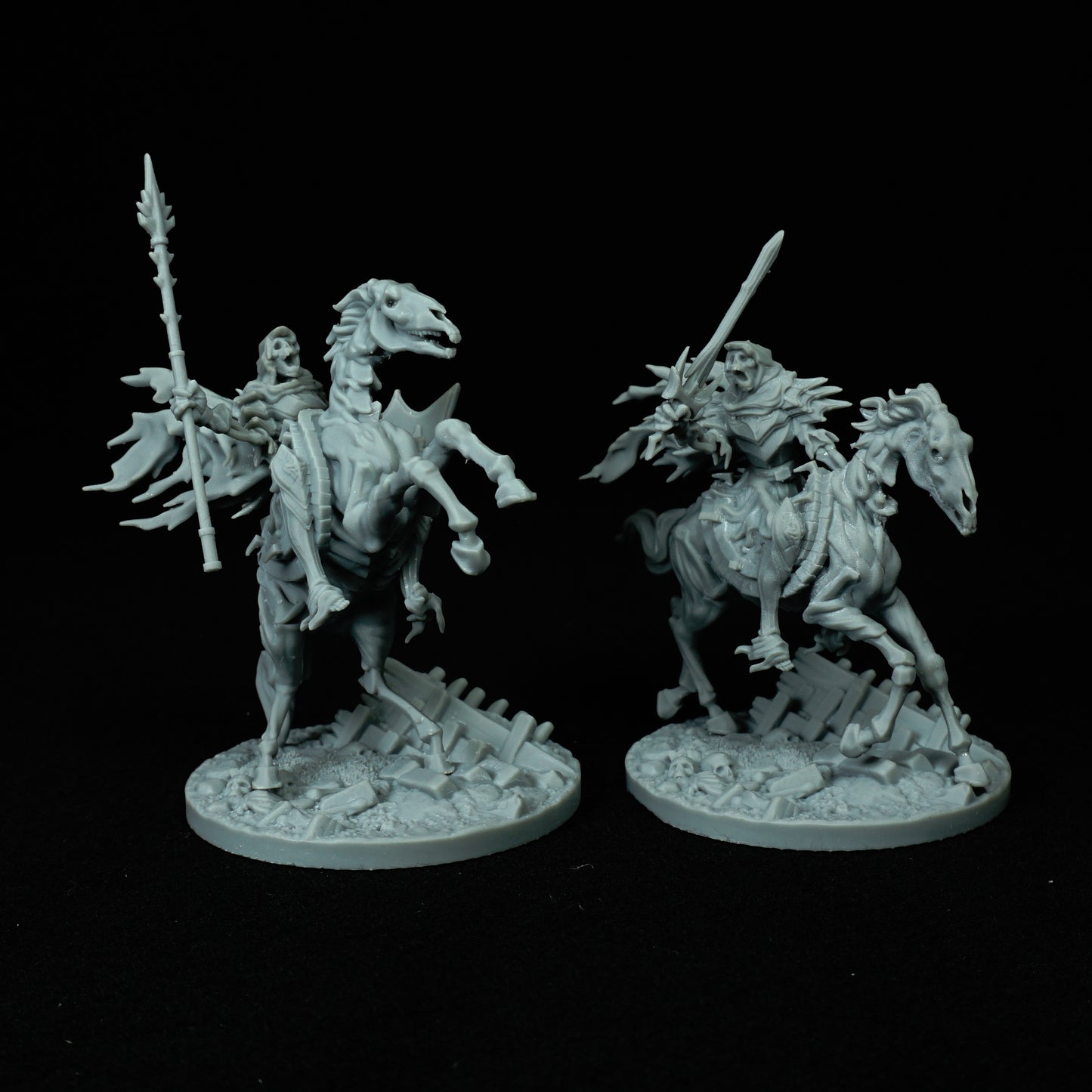 Caballeros montados en esqueleto